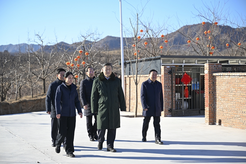 1月22日至24日，中共中央总书记、国家主席、中央军委主席习近平冒着严寒来到辽宁，看望慰问基层干部群众。这是22日下午，习近平在葫芦岛市绥中县明水满族乡祝家沟村考察。