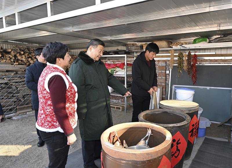1月22日至24日，中共中央总书记、国家主席、中央军委主席习近平冒着严寒来到辽宁，看望慰问基层干部群众。这是22日下午，习近平在葫芦岛市绥中县明水满族乡祝家沟村考察时，走进村民朱西存家看望。