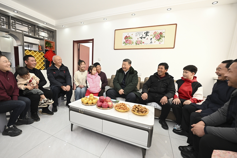 1月22日至24日，中共中央总书记、国家主席、中央军委主席习近平冒着严寒来到辽宁，看望慰问基层干部群众。这是22日下午，习近平在葫芦岛市绥中县明水满族乡祝家沟村考察时，同村民王宝维一家围坐一起拉家常。