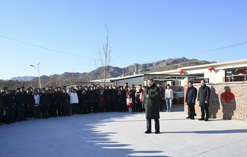 1月22日至24日，中共中央总书记、国家主席、中央军委主席习近平冒着严寒来到辽宁，看望慰问基层干部群众。这是22日下午，习近平在葫芦岛市绥中县明水满族乡祝家沟村考察时，同村民们亲切交流，向大家致以诚挚慰问和新春祝福。