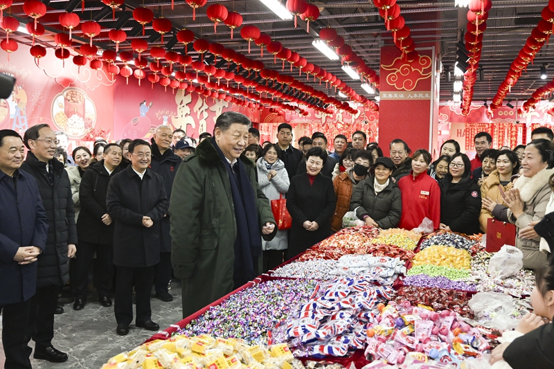 1月22日至24日，中共中央总书记、国家主席、中央军委主席习近平冒着严寒来到辽宁，看望慰问基层干部群众。这是23日上午，习近平在沈阳大东副食品商场考察时，同店主和顾客亲切交流，向大家致以新春祝福。