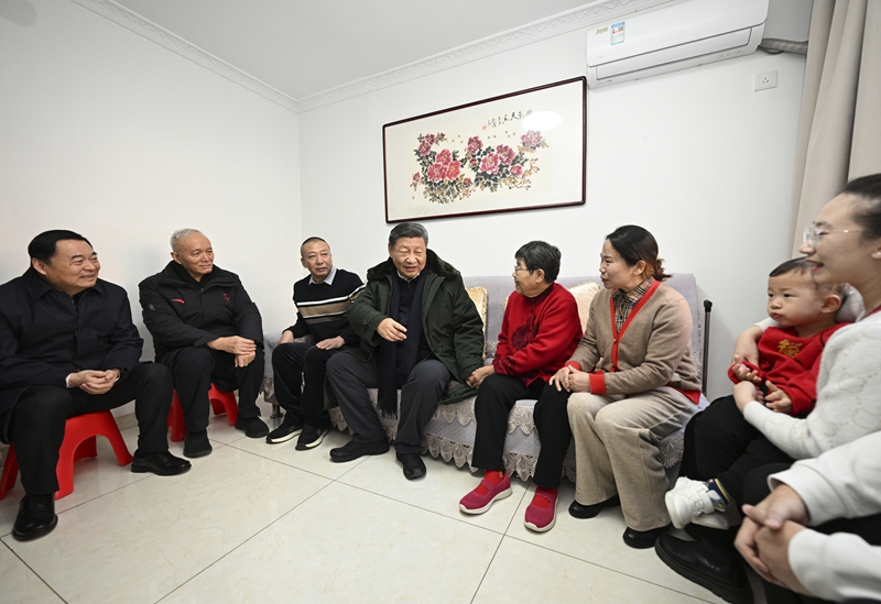 1月22日至24日，中共中央总书记、国家主席、中央军委主席习近平冒着严寒来到辽宁，看望慰问基层干部群众。这是23日上午，习近平在沈阳大东区长安街道长安小区考察时，走进居民郎素兰家中看望。