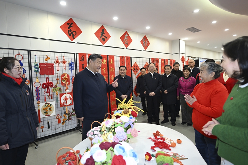 1月22日至24日，中共中央总书记、国家主席、中央军委主席习近平冒着严寒来到辽宁，看望慰问基层干部群众。这是23日上午，习近平在沈阳大东区长安街道长安小区社区党群服务中心考察。