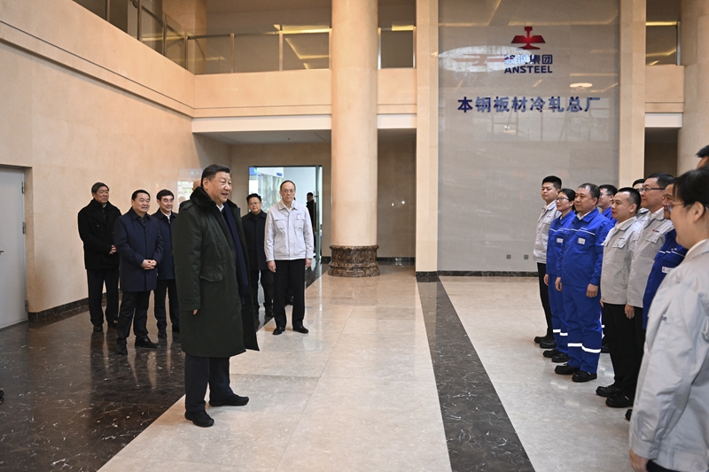 1月22日至24日，中共中央总书记、国家主席、中央军委主席习近平冒着严寒来到辽宁，看望慰问基层干部群众。这是23日下午，习近平在本溪市考察本钢板材冷轧总厂第三冷轧厂时，亲切看望劳动模范、青年技术骨干、一线职工代表。