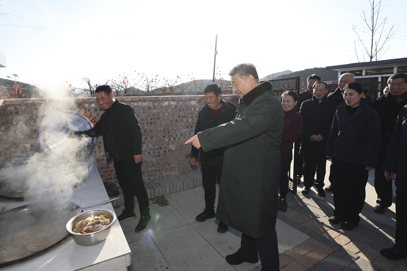 1月22日至24日，中共中央总书记、国家主席、中央军委主席习近平冒着严寒来到辽宁，看望慰问基层干部群众。这是22日下午，习近平在葫芦岛市绥中县明水满族乡祝家沟村考察时，走进村民王宝维家看望。