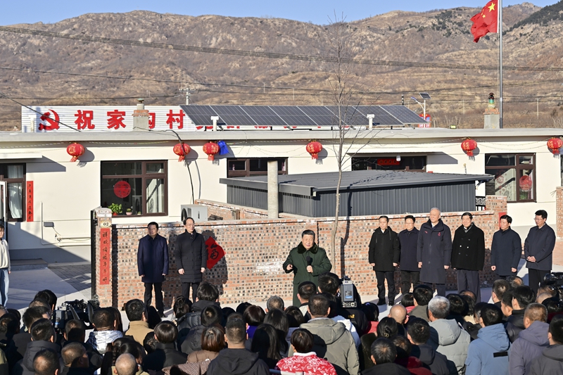 1月22日至24日，中共中央总书记、国家主席、中央军委主席习近平冒着严寒来到辽宁，看望慰问基层干部群众。这是22日下午，习近平在葫芦岛市绥中县明水满族乡祝家沟村考察时，同村民们亲切交流，向大家致以诚挚慰问和新春祝福。