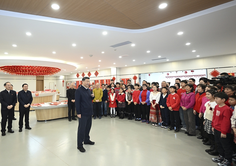 1月22日至24日，中共中央总书记、国家主席、中央军委主席习近平冒着严寒来到辽宁，看望慰问基层干部群众。这是23日上午，习近平在沈阳大东区长安街道长安小区社区党群服务中心考察时，向全国各族人民和香港同胞、澳门同胞、台湾同胞、海外侨胞致以美好的新春祝福。