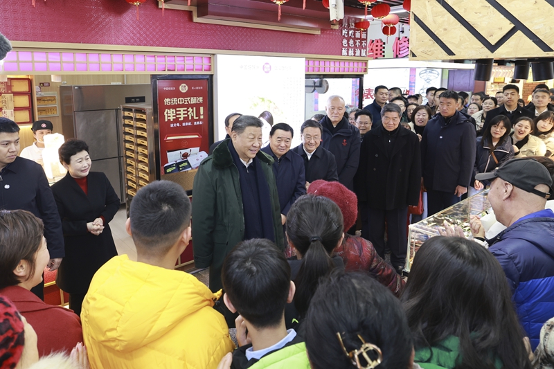 1月22日至24日，中共中央总书记、国家主席、中央军委主席习近平冒着严寒来到辽宁，看望慰问基层干部群众。这是23日上午，习近平在沈阳大东副食品商场考察时，同店主和顾客亲切交流。