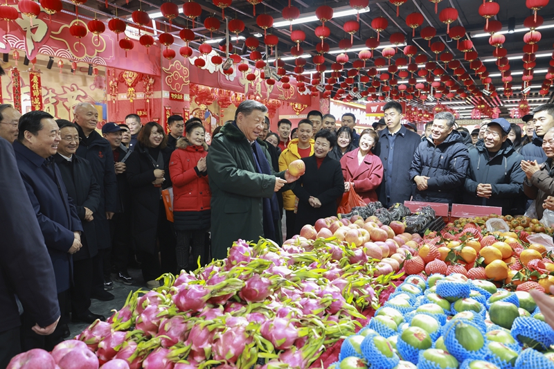 1月22日至24日，中共中央总书记、国家主席、中央军委主席习近平冒着严寒来到辽宁，看望慰问基层干部群众。这是23日上午，习近平在沈阳大东副食品商场考察时，同店主和顾客亲切交流。