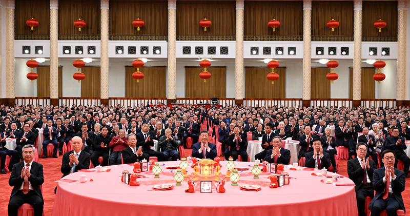 1月27日，中共中央、国务院在北京人民大会堂举行2025年春节团拜会。党和国家领导人习近平、李强、赵乐际、王沪宁、蔡奇、丁薛祥、李希、韩正等同首都各界人士欢聚一堂、共迎佳节。