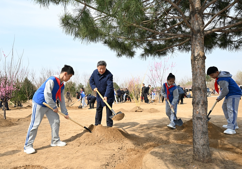 4月3日，党和国家领导人习近平、李强、赵乐际、王沪宁、蔡奇、丁薛祥、李希、韩正等来到北京市丰台区永定河畔参加首都义务植树活动。这是习近平同大家一起植树。
