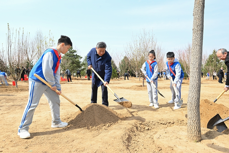 4月3日，党和国家领导人习近平、李强、赵乐际、王沪宁、蔡奇、丁薛祥、李希、韩正等来到北京市丰台区永定河畔参加首都义务植树活动。这是习近平同大家一起植树。