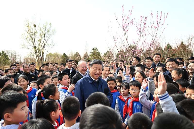 4月3日，党和国家领导人习近平、李强、赵乐际、王沪宁、蔡奇、丁薛祥、李希、韩正等来到北京市丰台区永定河畔参加首都义务植树活动。这是习近平同在场的干部群众、少先队员亲切交谈。