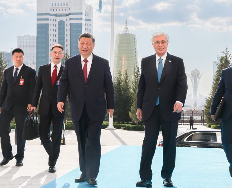 当地时间6月16日下午，哈萨克斯坦总统托卡耶夫同中国国家主席习近平在阿斯塔纳总统府举行会谈。这是两国元首步入总统府。
