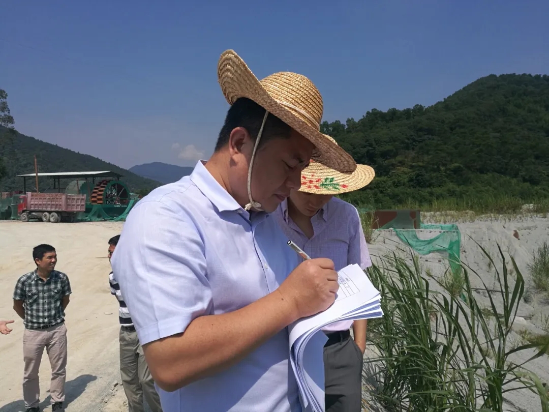 图为审计人员进行现场记录，及时取证